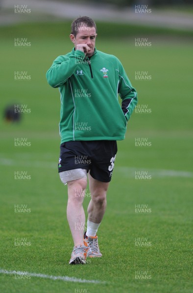 24.11.09 - Wales Rugby Training - Shane Williams sits out of training with an ice pack on his thigh during training. 