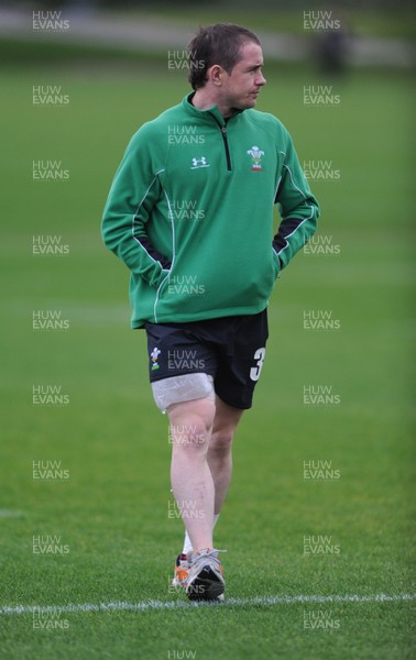 24.11.09 - Wales Rugby Training - Shane Williams sits out of training with an ice pack on his thigh during training. 
