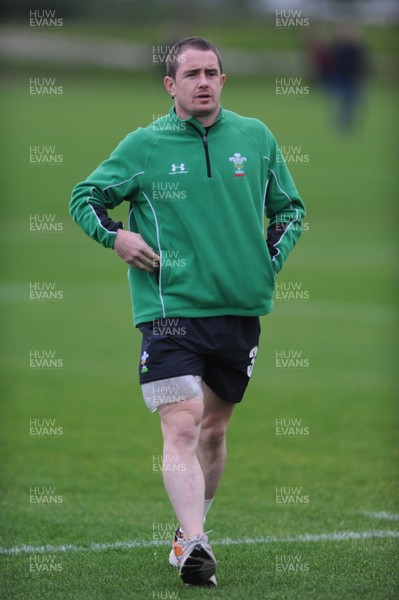 24.11.09 - Wales Rugby Training - Shane Williams sits out of training with an ice pack on his thigh during training. 