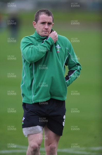 24.11.09 - Wales Rugby Training - Shane Williams sits out of training with an ice pack on his thigh during training. 