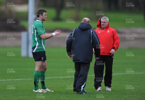 24.11.09 - Wales Rugby Training - Jamie Roberts talks to Neil Jenkins and Warren Gatland during training. 