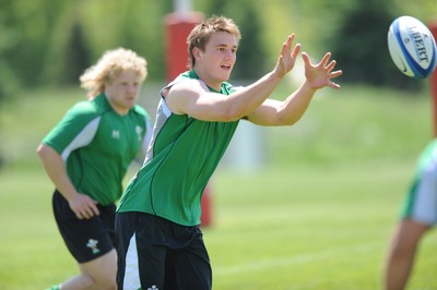 26.05.09 - Wales Rugby Training - Jonathan Davies takes a pass during training. 
