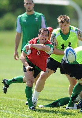 26.05.09 - Wales Rugby Training - Gareth Cooper makes a pass during training. 