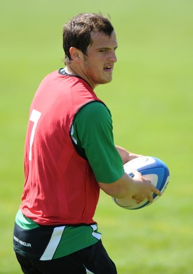 26.05.09 - Wales Rugby Training - Daniel Evans makes a pass during training. 