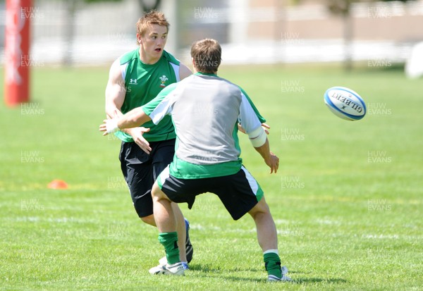 26.05.09 - Wales Rugby Training - Jonathan Davies makes a pass during training. 