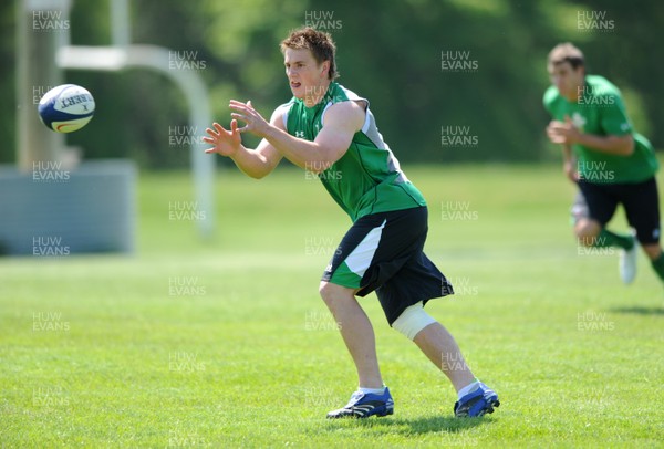 26.05.09 - Wales Rugby Training - Jonathan Davies takes a pass during training. 