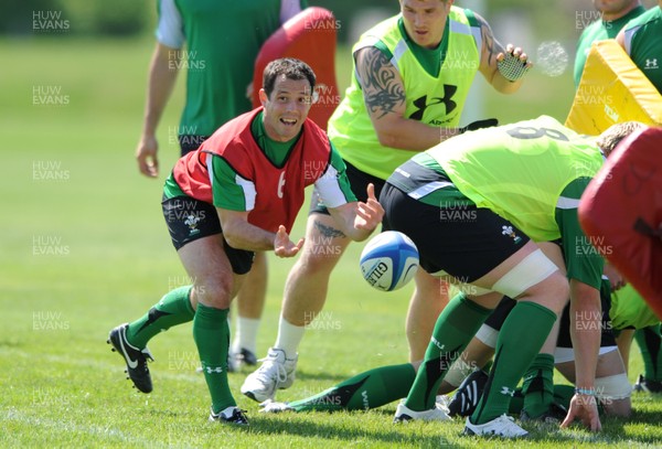 26.05.09 - Wales Rugby Training - Gareth Cooper makes a pass during training. 