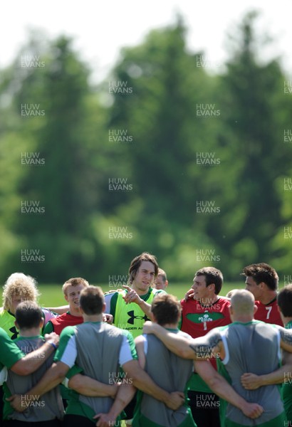 26.05.09 - Wales Rugby Training - Ryan Jones makes a point during training. 