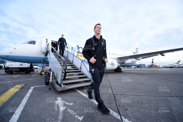 220218 - Wales Rugby Team Travel to Dublin - Liam Williams arrive in Dublin
