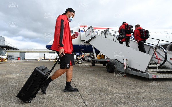 190321 - Wales Rugby team travel from Cardiff Airport to Paris ahead of their final Guinness 6 Nations match against France tomorrow - Taulupe Faletau boards the plane