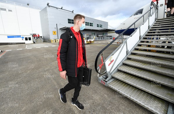 190321 - Wales Rugby team travel from Cardiff Airport to Paris ahead of their final Guinness 6 Nations match against France tomorrow - Liam Williams boards the plane