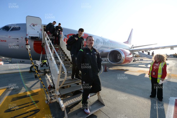 190315 - Wales Rugby Team Travel to Rome -Ken Owens gets off the plane after arriving in Rome