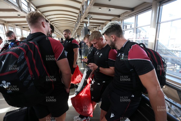 220923 - The Welsh Rugby travel on the train to Lyon for their match against Australia - 
