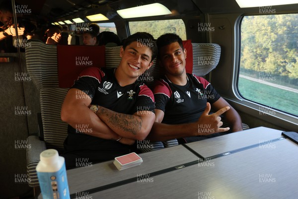 220923 - The Welsh Rugby travel on the train to Lyon for their match against Australia - Louis Rees-Zammit and Rio Dyer