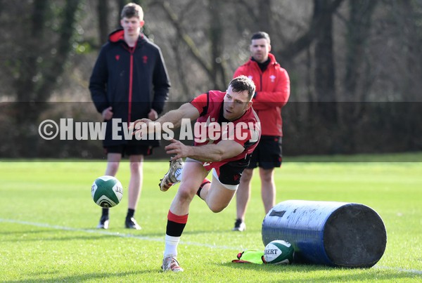 010222 - Wales Rugby Training - Gareth Davies during training
