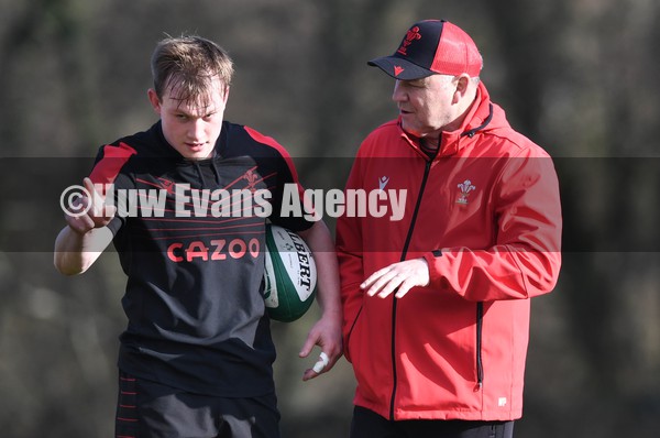 010222 - Wales Rugby Training - Nick Tompkins and Wayne Pivac during training