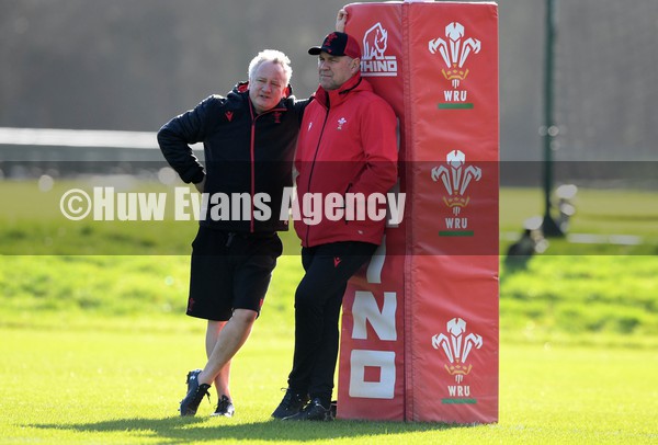 010222 - Wales Rugby Training - Paul Stridgeon and Wayne Pivac during training