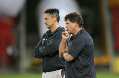 01.06.07  Wales rugby tour to Australia Wales coach Gareth Jenkins and Nigel Davies at the Suncorp Stadium in Brisbane. 