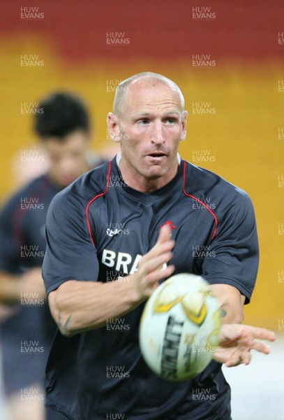 01.06.07  Wales rugby tour to Australia Gareth Thomas trains at the Suncorp Stadium in Brisbane. 