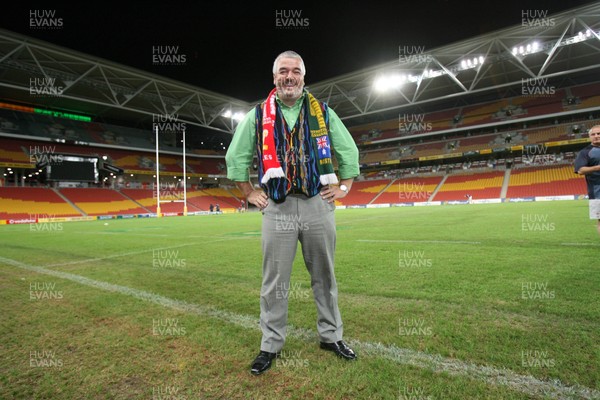 01.06.07  Wales rugby tour to Australia Paul Sergeant formerly Chief Executive of the Millennium Stadium and now general Manager of the Suncorp Stadium in Brisbane shows his split loyalties scarf. 