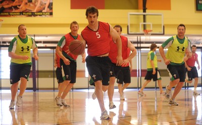 01.06.09 - Wales Rugby Training - Sam Warburton during a game of basketball. 