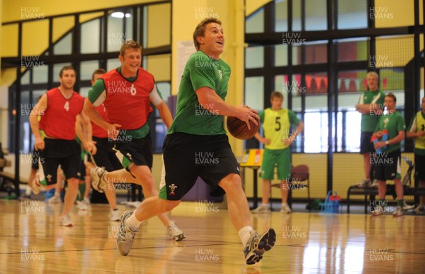 01.06.09 - Wales Rugby Training - Jonathan Davies during a game of basketball. 