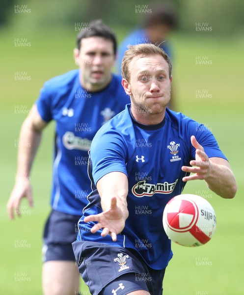 01.06.11 Wales rugby training... Morgan Stoddart passes 