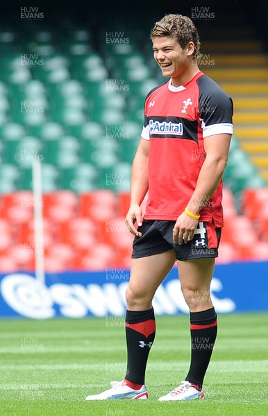 010612  - Wales Rugby Training - Harry Robinson