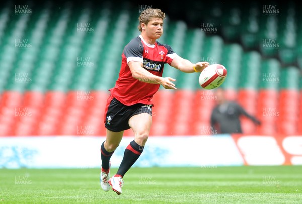 010612 - Wales Rugby Captains Run -Harry Robinson during training