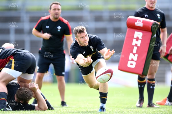 010617 - Wales Rugby Training - Gareth Davies during training