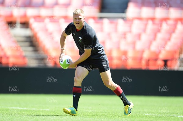 010618 - Wales Rugby Training - Gareth Anscombe during training