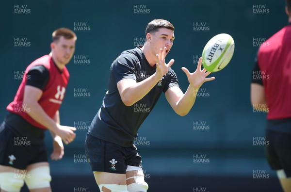 010618 - Wales Rugby Training - Seb Davies during training
