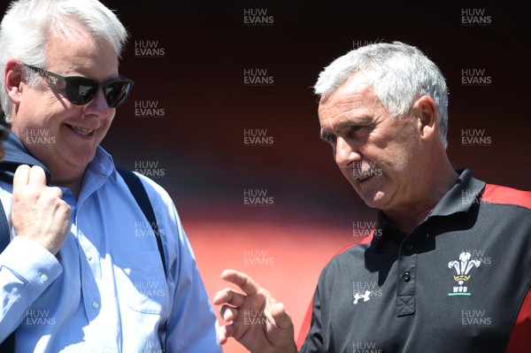 010618 - Wales Rugby Training - First Minister Carwyn Jones and WRU Chairman Gareth Davies during training