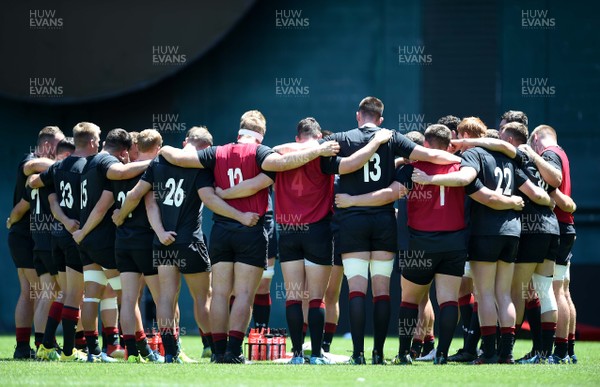 010618 - Wales Rugby Training - Players huddle during training