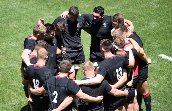 010618 - Wales Rugby Training - Ellis Jenkins talks to players in a huddle  during training