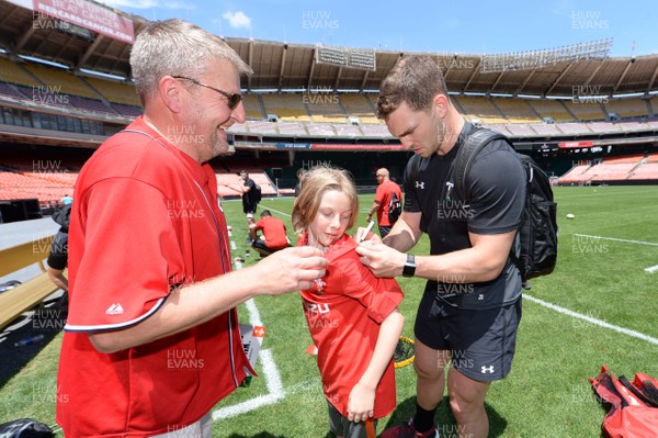 010618 - Wales Rugby Training - George North meets local fans during training