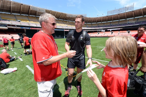 010618 - Wales Rugby Training - George North meets local fans during training