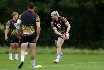 010626 - Wales Rugby Training on the first day of camp at the start of the Nations Championship - Aaron Wainwright during training