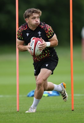 010626 - Wales Rugby Training on the first day of camp at the start of the Nations Championship - Dan Edwards during training