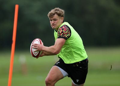 010626 - Wales Rugby Training on the first day of camp at the start of the Nations Championship - Tain Plumtree during training