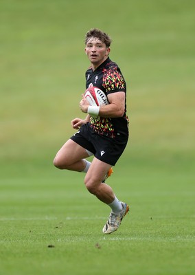 010626 - Wales Rugby Training on the first day of camp at the start of the Nations Championship - Dan Edwards during training