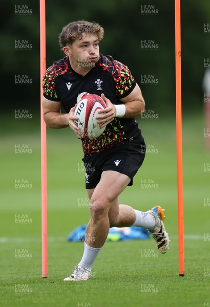 010626 - Wales Rugby Training on the first day of camp at the start of the Nations Championship - Dan Edwards during training
