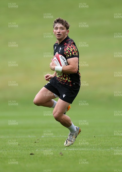 010626 - Wales Rugby Training on the first day of camp at the start of the Nations Championship - Dan Edwards during training