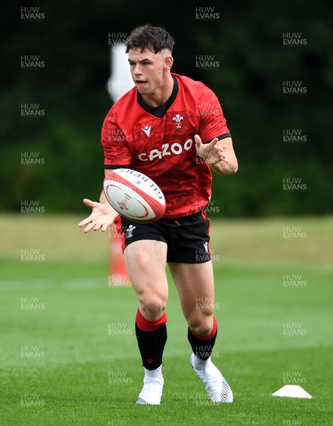 010721 - Wales Rugby Training - Tom Rogers during training