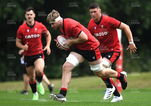 010721 - Wales Rugby Training - Aaron Wainwright during training