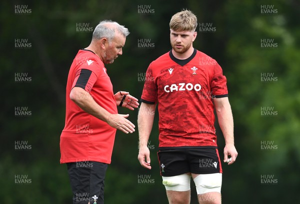 010721 - Wales Rugby Training - Wayne Pivac and Aaron Wainwright during training