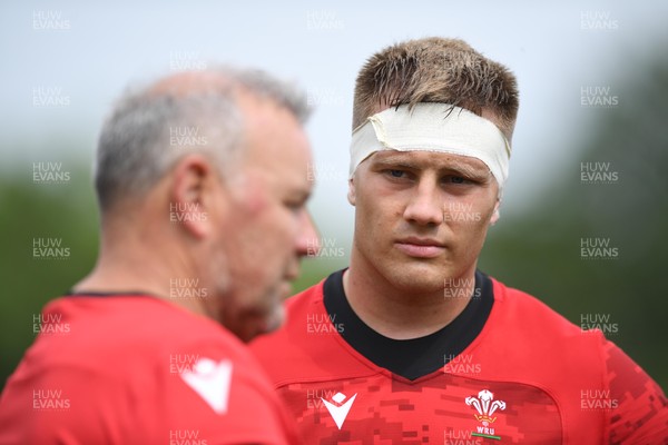 010721 - Wales Rugby Training - Wayne Pivac and Ben Carter during training