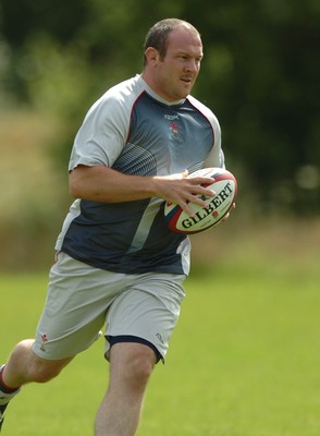 01.08.07 - Wales Rugby Training - Iestyn Thomas gets into space during training 