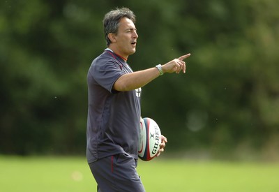 01.08.07 - Wales Rugby Training - Assistant Coach, Nigel Davies makes a point during training 