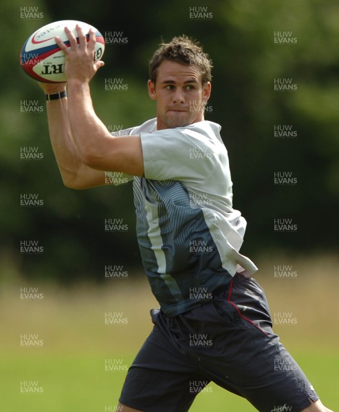 01.08.07 - Wales Rugby Training - Lee Byrne takes a pass during training 